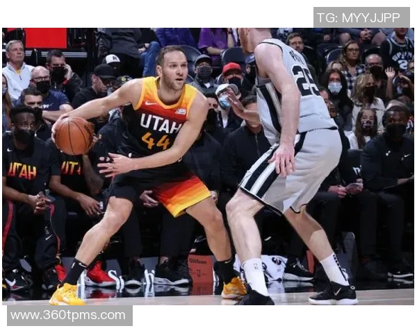 张佳玮：怀特给马刺晚辈们上课 卡斯尔和哈珀好好向冠军学长学习